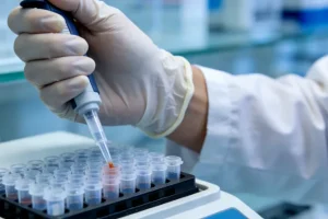 医师向糖尿病患者解释基因检测报告