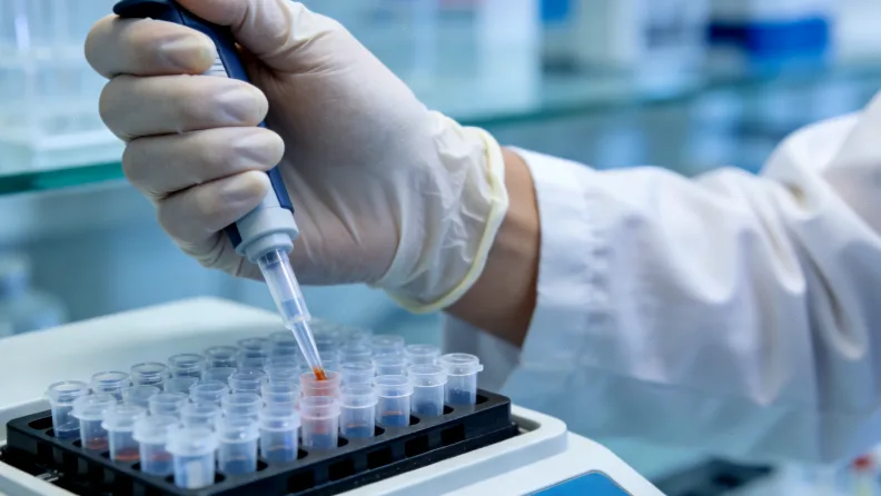 医师向糖尿病患者解释基因检测报告