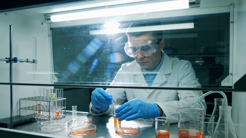 医生与患者讨论基因检测报告