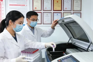 OATP1B1转运蛋白将他汀转运入肝细胞示意图