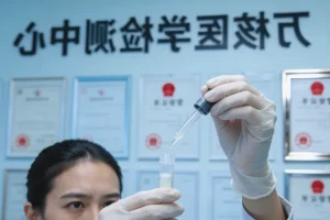 医生与患者沟通他汀用药方案的场景