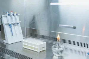 医生与患者讨论他汀治疗方案与血糖变化