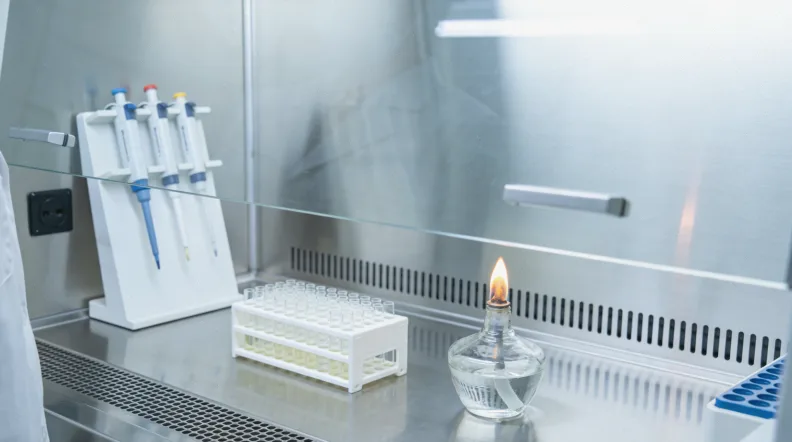 医生与患者讨论他汀治疗方案与血糖变化