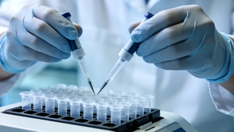 医生与患者共同查看基因检测报告