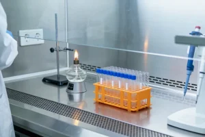 一位中老年女性正在查看他汀基因检测报告，面露疑惑