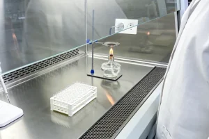 医生与患者讨论基因检测报告的场景