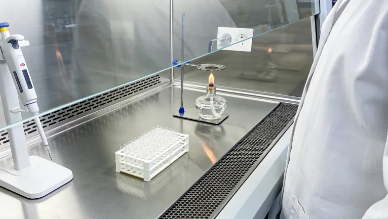 医生与患者共同查看检测报告并沟通的场景