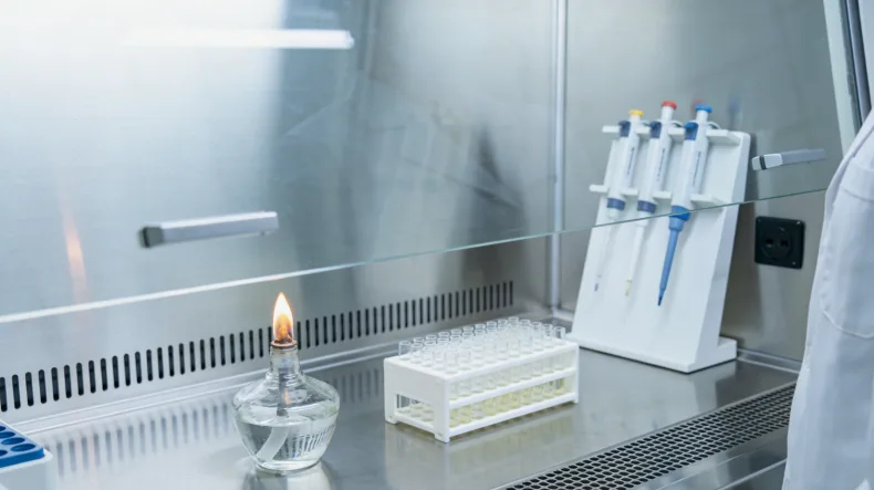 医生在诊室与患者面对面深入交谈