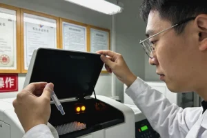 医生与患者共同查看CT片，讨论病情