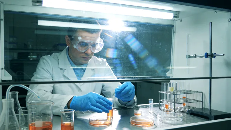 医生向患者讲解基因检测报告