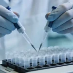 肺癌组织活检样本放入福尔马林固定液