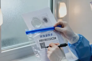 医生与患者讨论基因检测报告