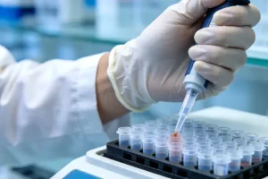 医生向肺癌患者解释血液基因检测报告