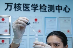 医生与患者共同查看基因检测报告示意图