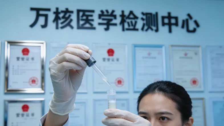 医生与患者共同查看基因检测报告示意图