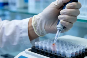 医生与患者沟通基因检测报告示意图