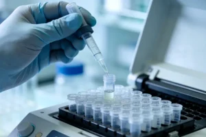 医生与患者讨论乳腺癌病理报告的场景