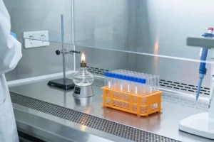 护士正在为孕妇进行单管静脉采血操作