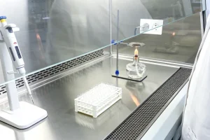 ALK基因融合与靶向药物作用示意图