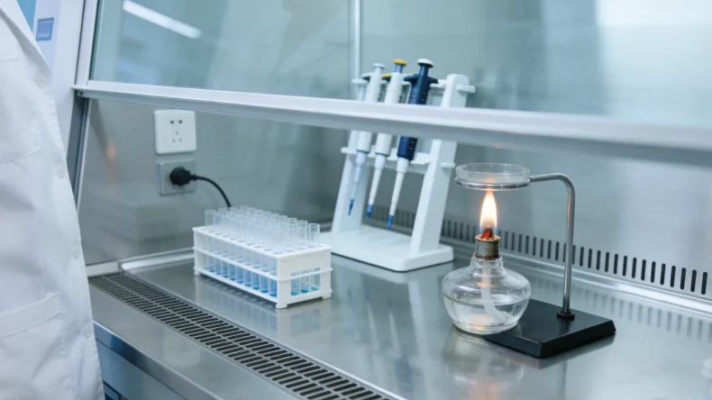 标准化病理实验室工作场景：技术人员在进行FISH操作