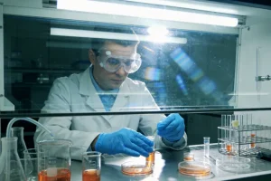 医生与患者讨论术后病理报告的场景