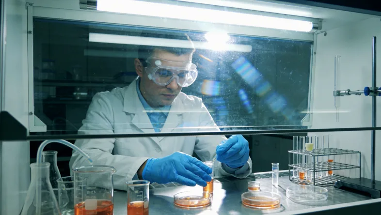 医生与患者讨论术后病理报告的场景