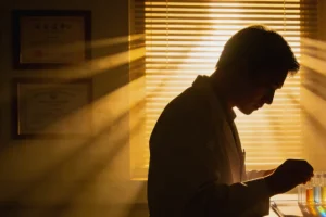 医生与康复期患者沟通复查计划