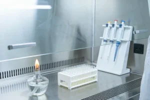 结肠癌手术中医生在查看病理报告