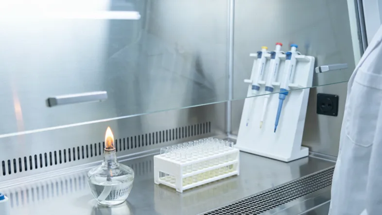 结肠癌手术中医生在查看病理报告