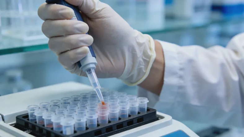 临床研究数据图表：不同PD-L1表达水平的副作用发生率对比