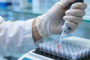 神经外科医生在显微镜下进行脑部手术