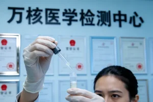 医生与患者讨论基因检测报告