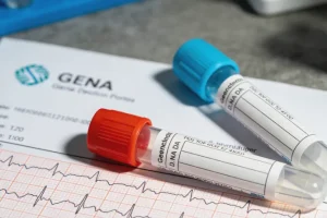 病理医生在显微镜下评估组织切片