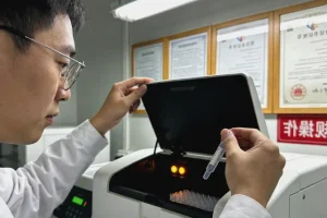 医生与年轻女性患者沟通病情示意图