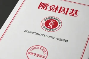 病理医生在显微镜下评估穿刺标本