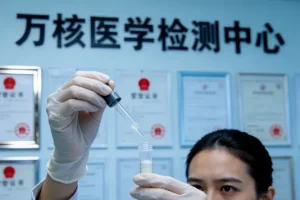 病理医生在显微镜下观察卵巢肿瘤组织切片