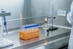 医生与患者面对面沟通的温馨场景