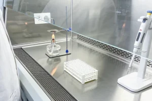 病理医生在显微镜下观察肺癌组织切片