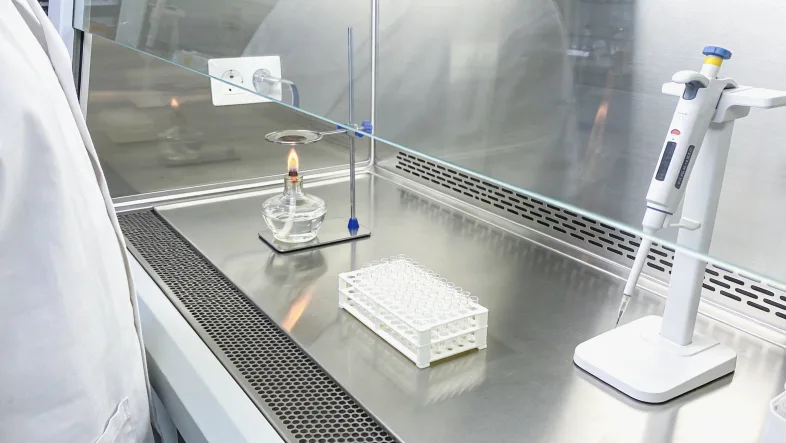 病理医生在显微镜下观察肺癌组织切片