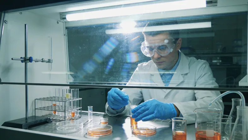 医保卡与自费钱包的对比示意图