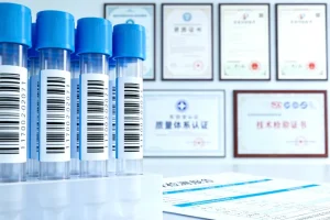 女性手持基因检测报告，面露困惑