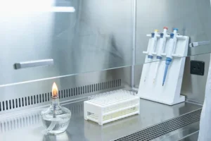 一位女性拿着基因检测报告，表情困惑