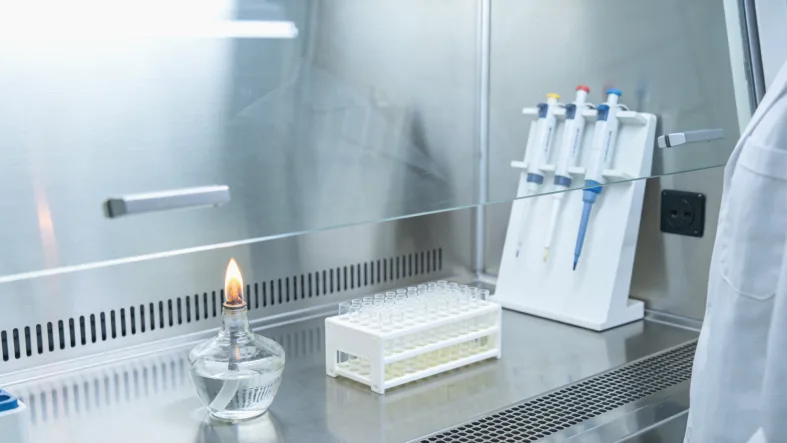 一位女性拿着基因检测报告,表情困惑