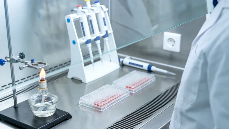 患者白天佩戴太阳镜保护眼睛