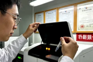 早期与晚期肝癌基因检测目标对比示意图