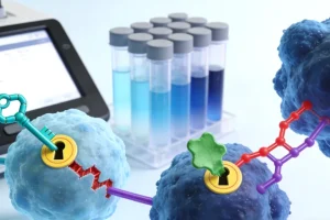 医生与患者共同查看肝癌基因检测报告