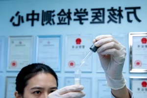 医生与患者讨论基因检测报告的场景