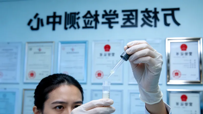 医生与患者讨论基因检测报告的场景