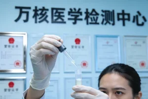 肺癌患者与医生讨论基因检测报告