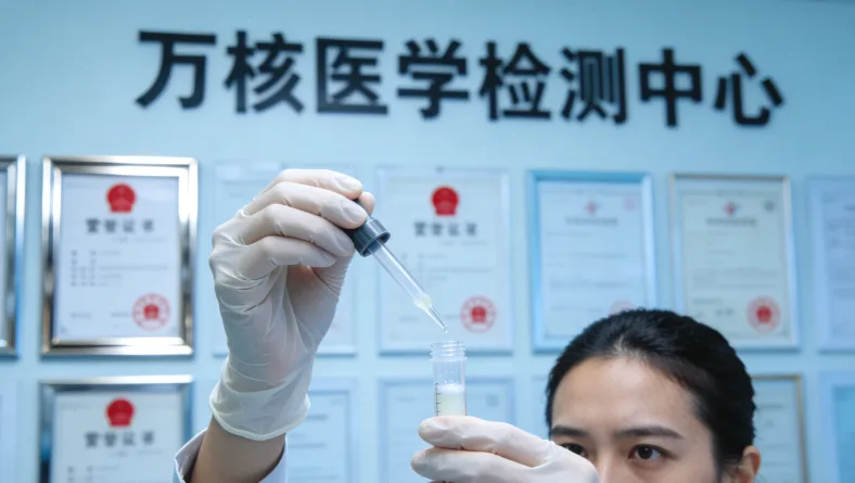 肺癌患者与医生讨论基因检测报告